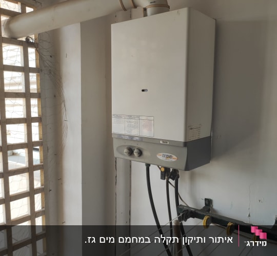 דוד חימום מותקן על קיר עם צינורות חיבור